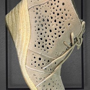 Toms Tan Wedge Size 6 W